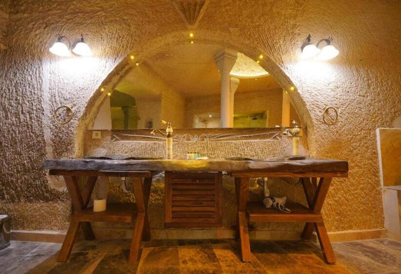 سوئیت پرزیدنت, Shoestring Cave House