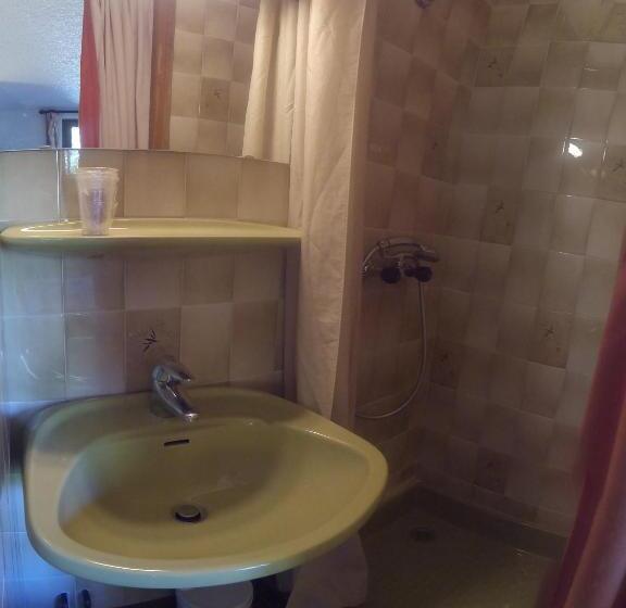 اتاق استاندارد با سرویس بهداشتی مشترک, Hôtel Les Gardettes