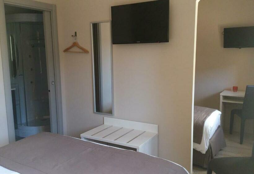 Номер Стандарт Трехместный, Hôtel Les Petits Oreillers