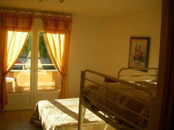 スタンダード４人部屋, Hôtel De La Madeleine à Tornac