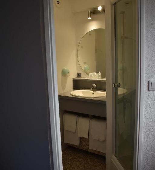 חדר סטנדרט לשלושה, Cat