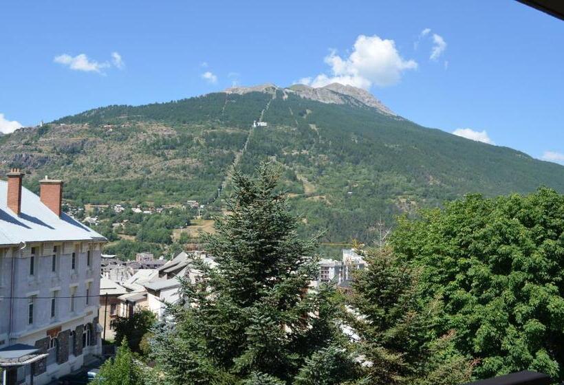 اتاق استاندارد سه تخته با بالکن, Hôtel Edelweiss