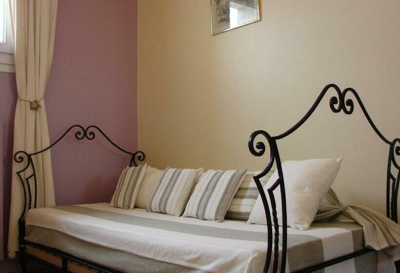 غرفة قياسية ثلاثية, Hôtel Le Siècle