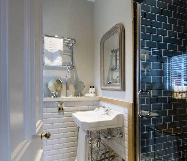 غرفة قياسية فردية, The Coach House