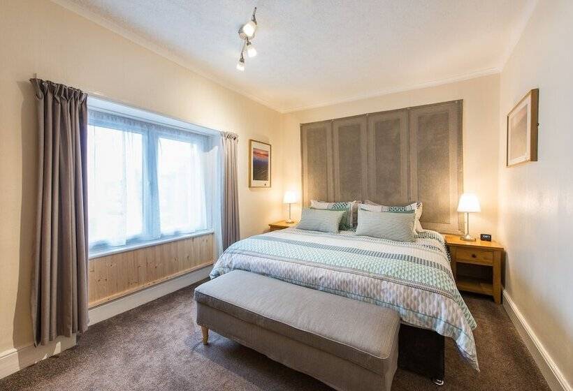 Номер Стандарт, Tudor Lodge