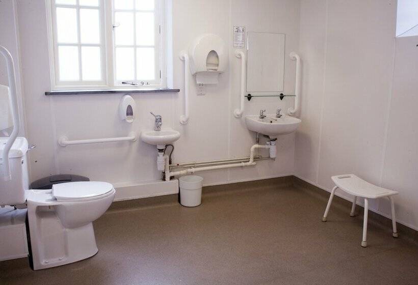 سرير فى غرفة مشتركة مزودة بحمام مشترك, Yha Boscastle   Hostel