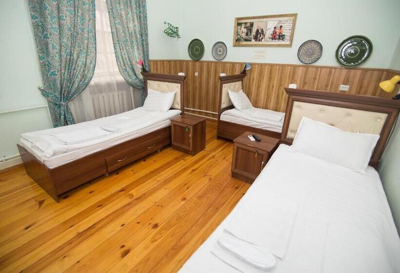 اتاق استاندارد سه نفره, Art Hostel
