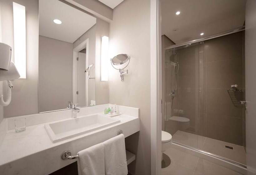 غرفة عائلية, NH Curitiba The Five