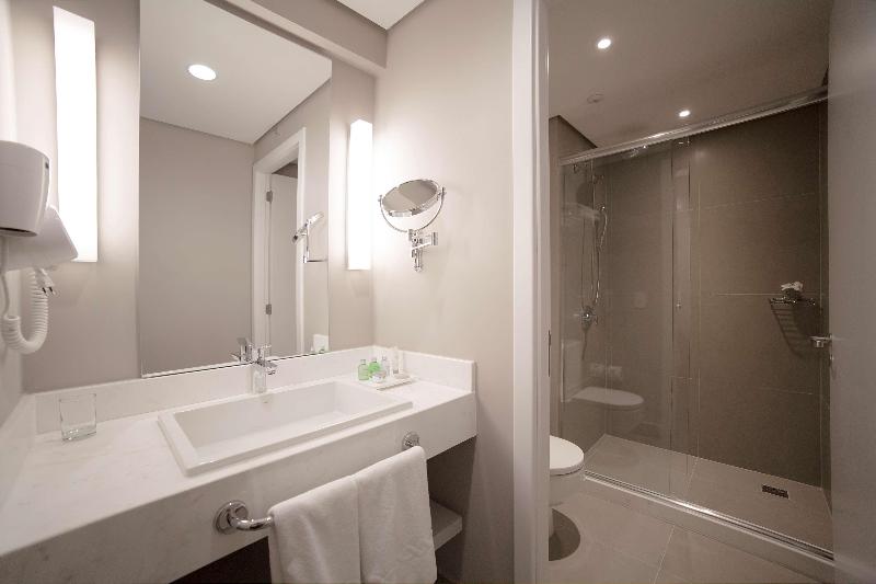 غرفة قياسية ثلاثية, NH Curitiba The Five