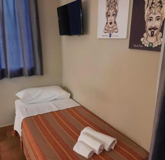 标准三人间, Giuchi Bed E Breakfast
