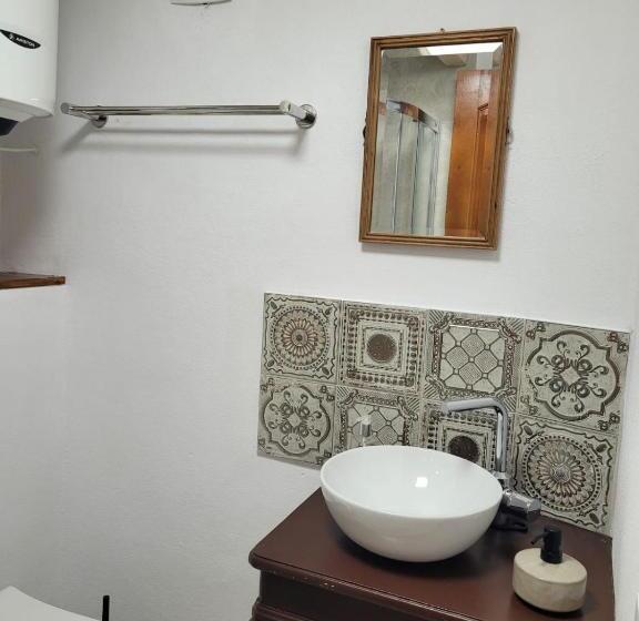 اتاق اکونومی, Casuta Cu Mar De La Joyard