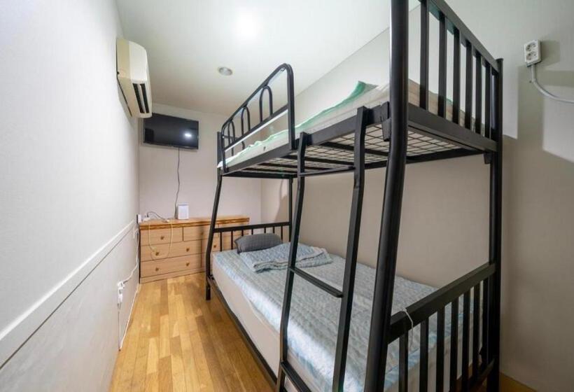 تختخواب در اتاق مشترک, Halla Guest House