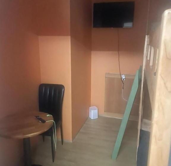 تختخواب در اتاق مشترک, Halla Guest House