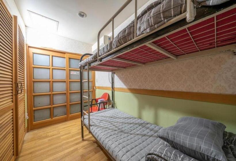 تختخواب در اتاق مشترک, Halla Guest House