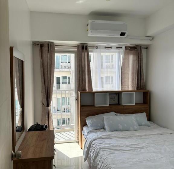 Апартаменты 2 Спальни, Bright & Breezy 2 Br Unit With Balcony