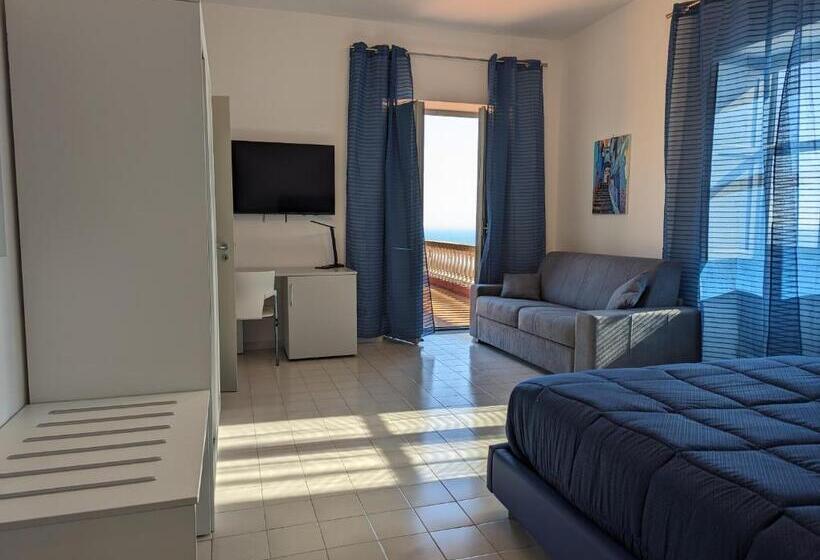 اتاق لوکس با بالکن و چشم‌انداز دریا, Villa Carosino