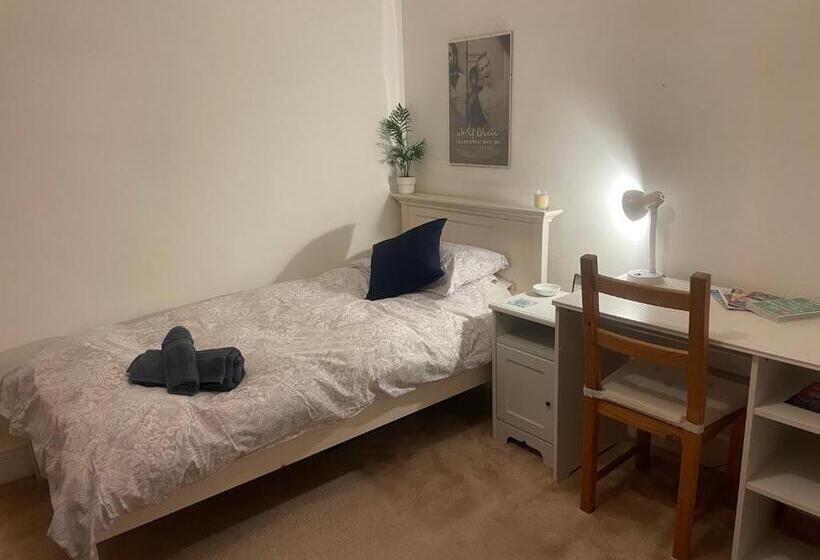 اتاق یک تخته با چشم‌انداز باغ, Central Poole Spacious Room In Edwardian House