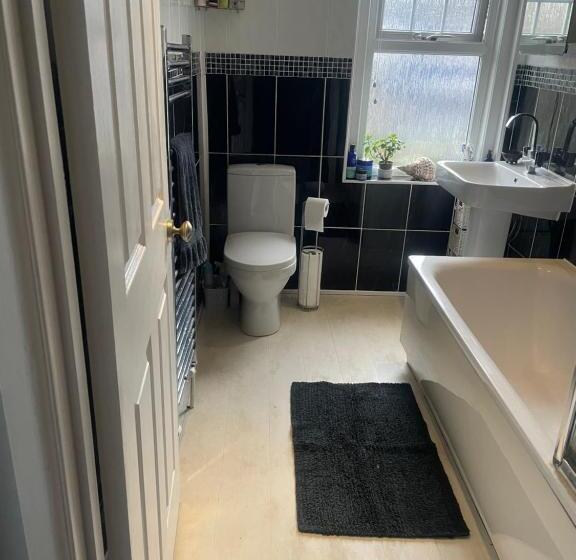 اتاق یک تخته با چشم‌انداز باغ, Central Poole Spacious Room In Edwardian House