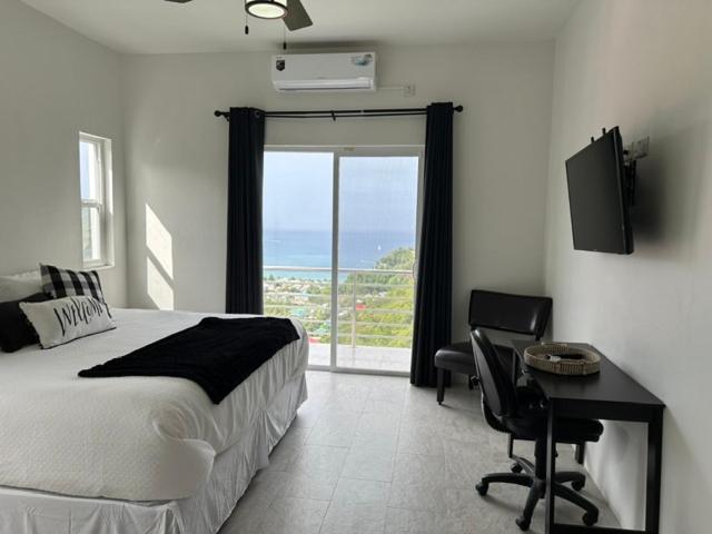 اتاق لوکس با بالکن و چشم‌انداز دریا, Belle La Maye Bed And Breakfast Villa