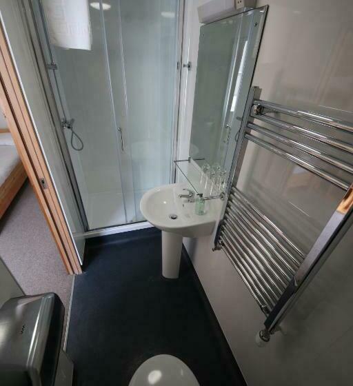 اتاق استاندارد با تخت‌های تاشو, Black Isle Bar & Rooms