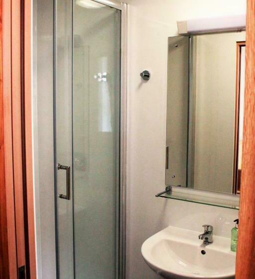 اتاق استاندارد با تخت‌های تاشو, Black Isle Bar & Rooms