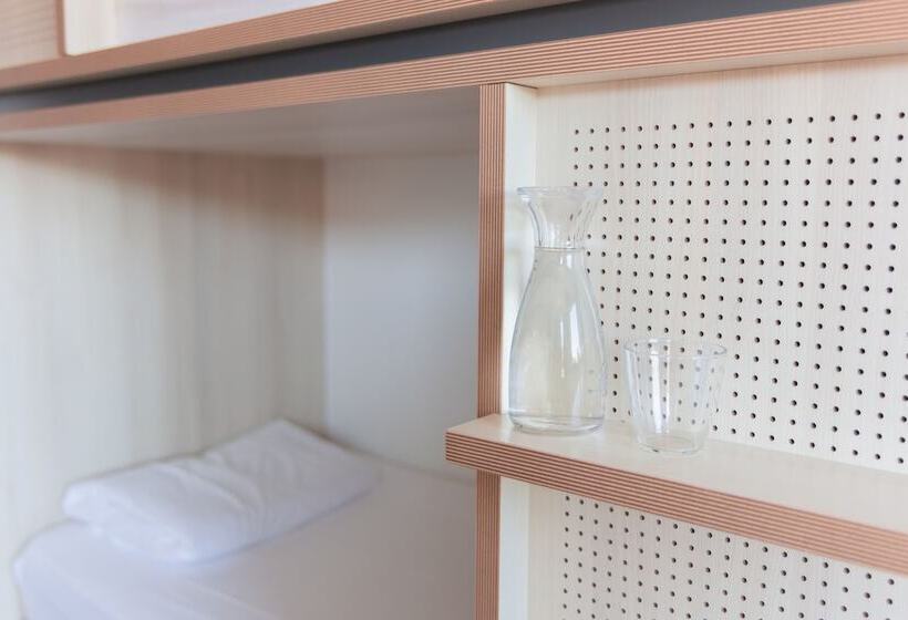 공용 욕실 구비 공동 객실 내의 침대, Koisi Hostel