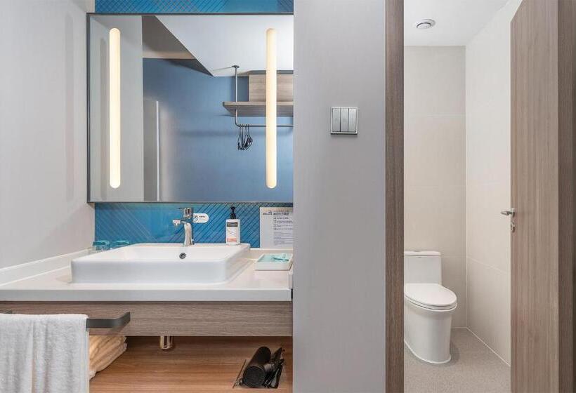Номер Стандарт с Балконом, Holiday Inn Express Xiamen Jimei New Town By Ihg