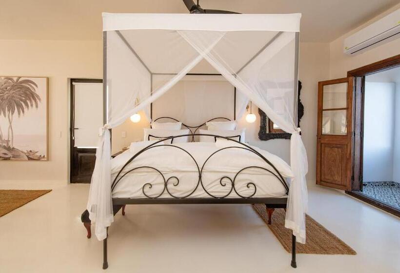Люкс с Балконом, The Ivory Haus