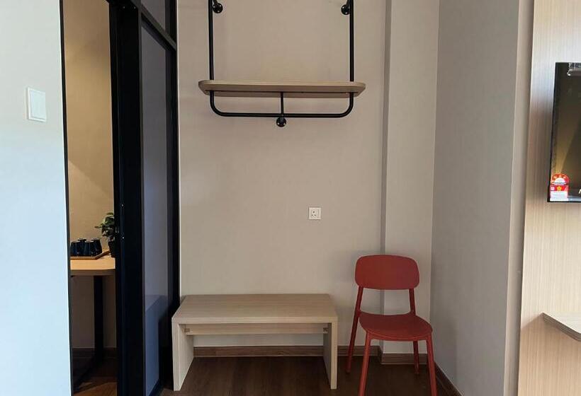 سوییت لوکس, Brynton At Centrum