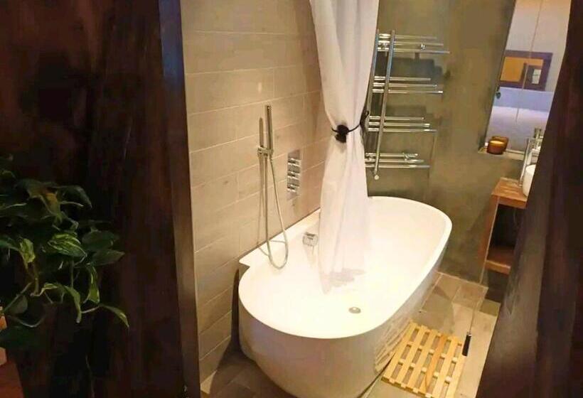 Номер Стандарт, Room With Luxury Private Bathroom & Independent Entrance, Near Tube