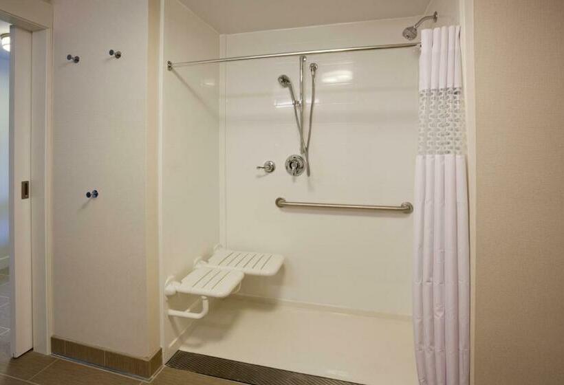 Номер Стандарт Кровать Кинг Адаптированный для Инвалидов, Hampton Inn Spicer Green Lake
