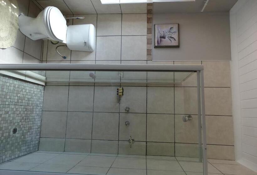 Люкс Классика, By The Way Guesthouse
