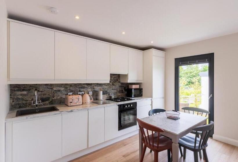 침실 2개 아파트, Boyne View House