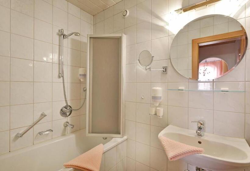 غرفة قياسية ثلاثية مزودة بشرفة, Ländenhof Superior