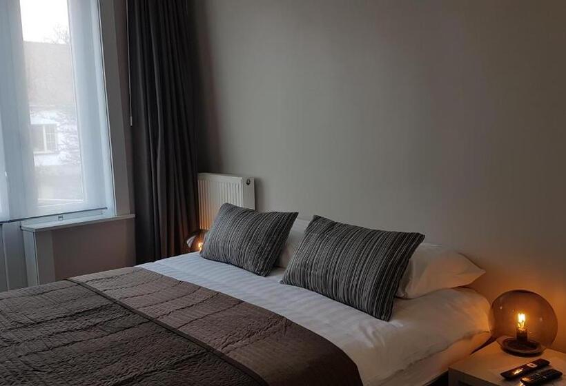 سوییت خانوادگی, B&b Charles Cabour
