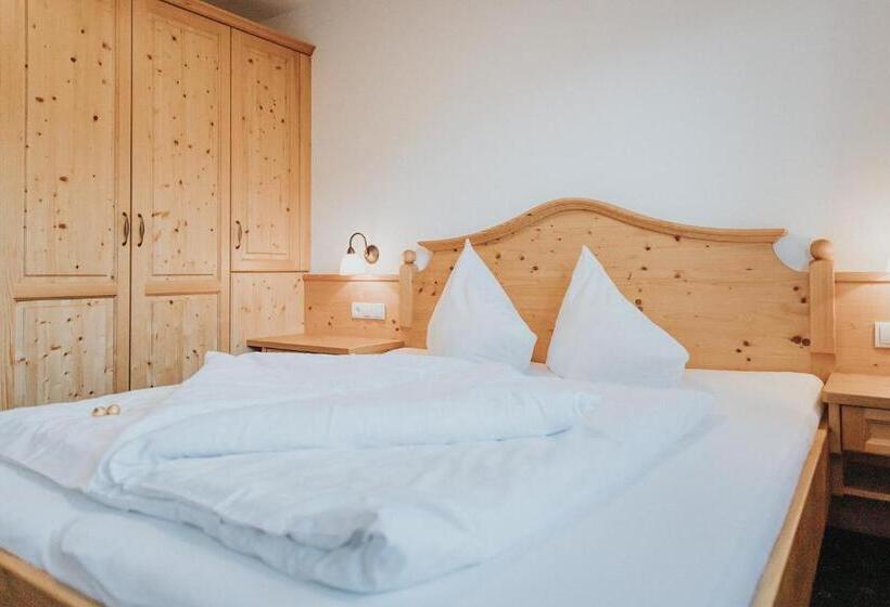 2 Bedroom Suite with Balcony, Silberfux