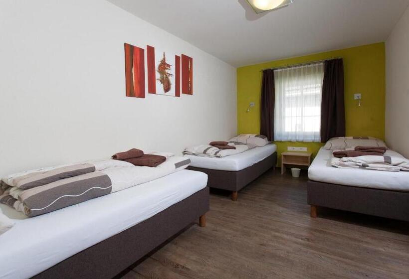 Трехместный Номер Стандарт Совместная Ванная, Rutsche Hostel