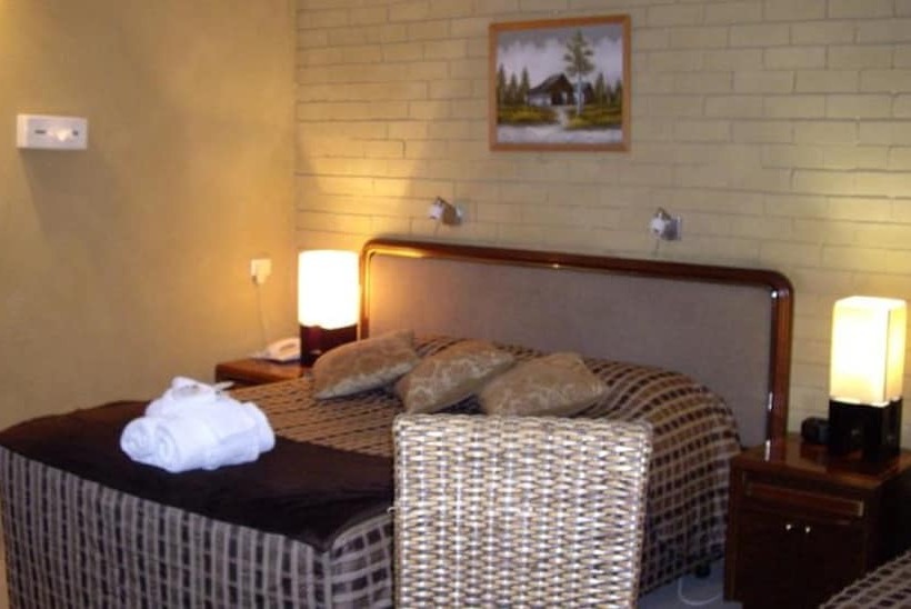 غرفة عائلية, Estelle Kramer Motel