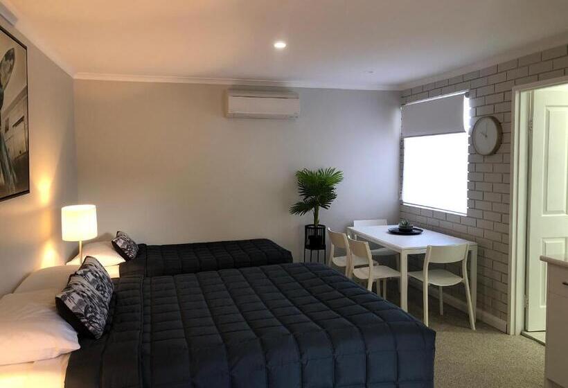 غرفة عائلية, Estelle Kramer Motel