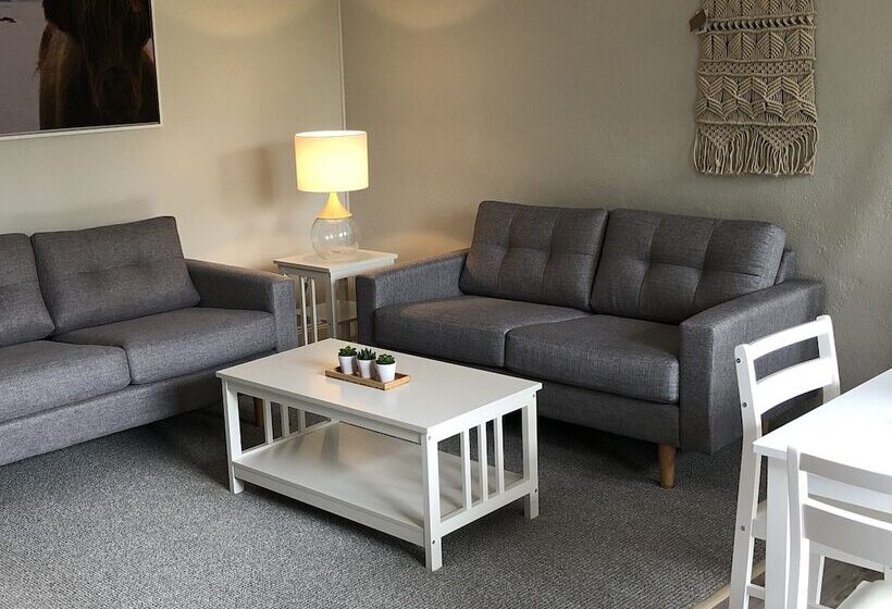 شقة غرفتين, Estelle Kramer Motel