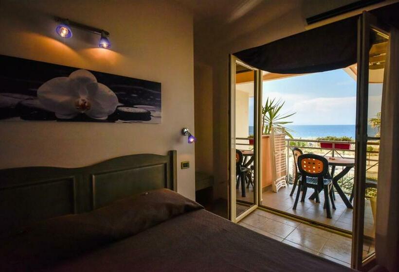 Номер Стандарт Вид на Море с Балконом, La Villa