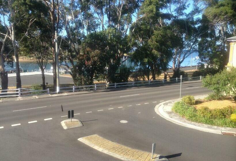 חדר סטנדרט לשלושה, The Wharf Hotel Wynyard