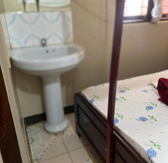 Номер Стандарт, Nzimano Hostel
