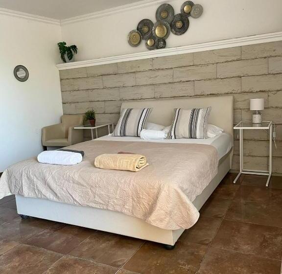 آپارتمان 1 خوابه با چشم‌انداز استخر, Yellow Villa With A Sea View
