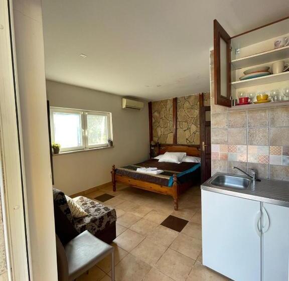 آپارتمان 1 خوابه با چشم‌انداز استخر, Yellow Villa With A Sea View