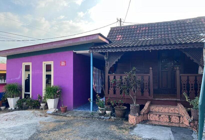 اتاق استاندارد سه تخته با سرویس بهداشتی مشترک, Oyo 90967 Homestay Chalet Warisan Siti