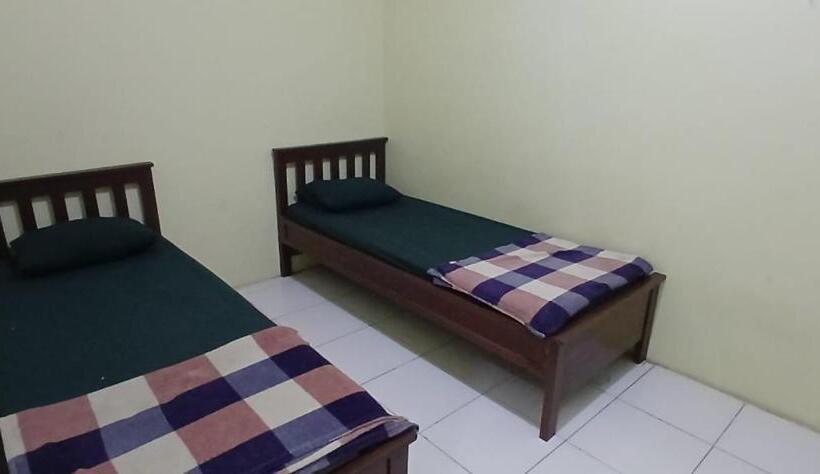 Номер Economy, Oyo 93861 Adinda Guest House Syariah