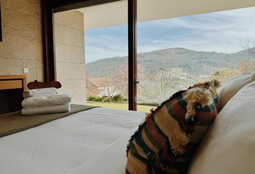 اتاق لوکس, Quinta Trindade