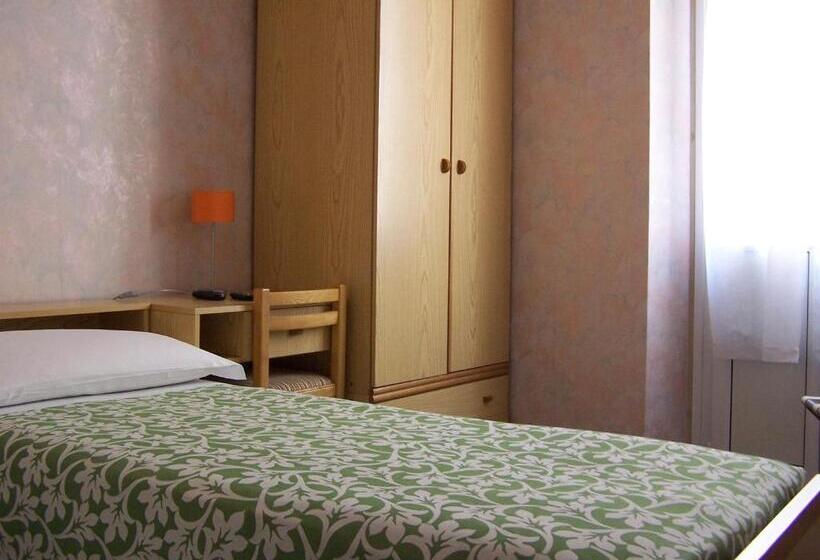 اتاق استاندارد یک نفره, Albergo Corona
