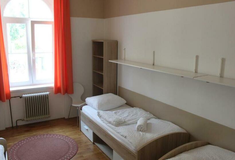 اتاق استاندارد سه تخته با سرویس بهداشتی مشترک, C   Punkt Hostel